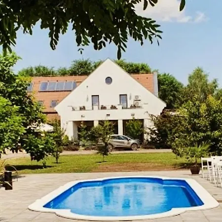 Alojamento de Acomodação e Pequeno-almoço Caballus Lovasmajor Panzió 4*